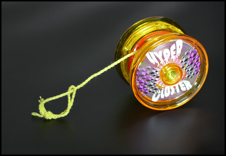 Yoyo Hyper Cluster jaune avec sa ficelle