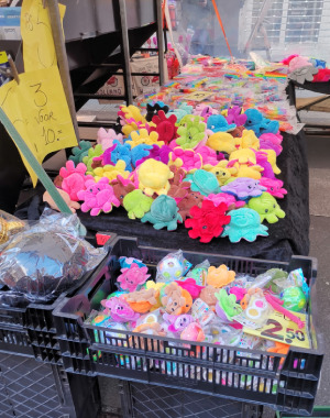 Peluches de Poulpes réversibles sur un marché