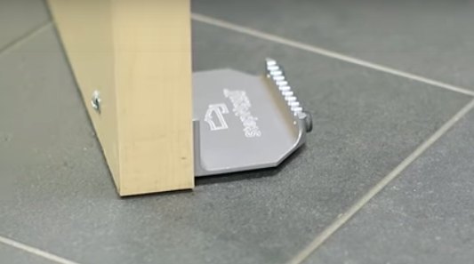 Ouvre-porte avec le pied StepNpull